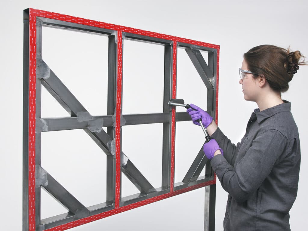 VHB tape maakt een praktisch onzichtbare en duurzame verbinding tussen verschillende materialen