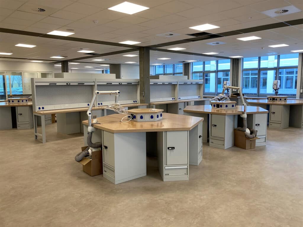 Parel van een nieuwe technische school met dito werkplaatsinrichting